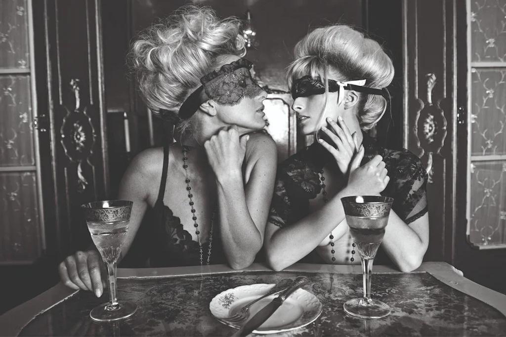 Ladies van Jordi Gomez, zwart-wit foto, Huis en Inrichting, Woonaccessoires | Schilderijen, Tekeningen en Foto's, Ophalen, 125 cm of meer