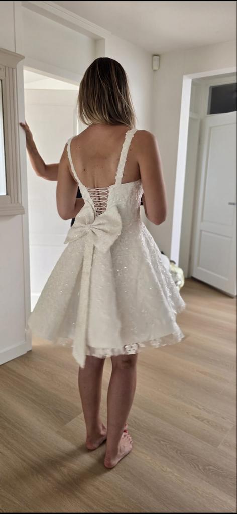 Korte Trouwjurk met afneembare strik, Kleding | Dames, Trouwkleding en Trouwaccessoires, Ophalen of Verzenden, Zo goed als nieuw