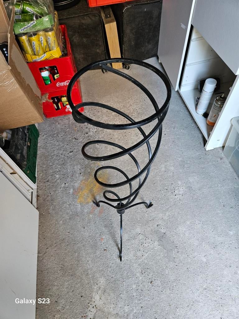 Decoratieve metalen bloemenhouder / plantenstandaard, Overige stijlen, Ophalen of Verzenden, Metaal, Gebruikt