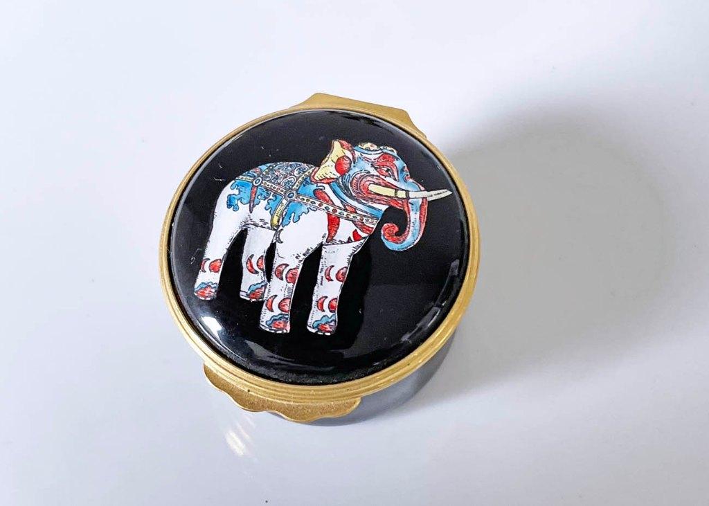 Halcyon Days Enamels , Pillendoosje Kakiemon Style, Antiek en Kunst, Ophalen of Verzenden
