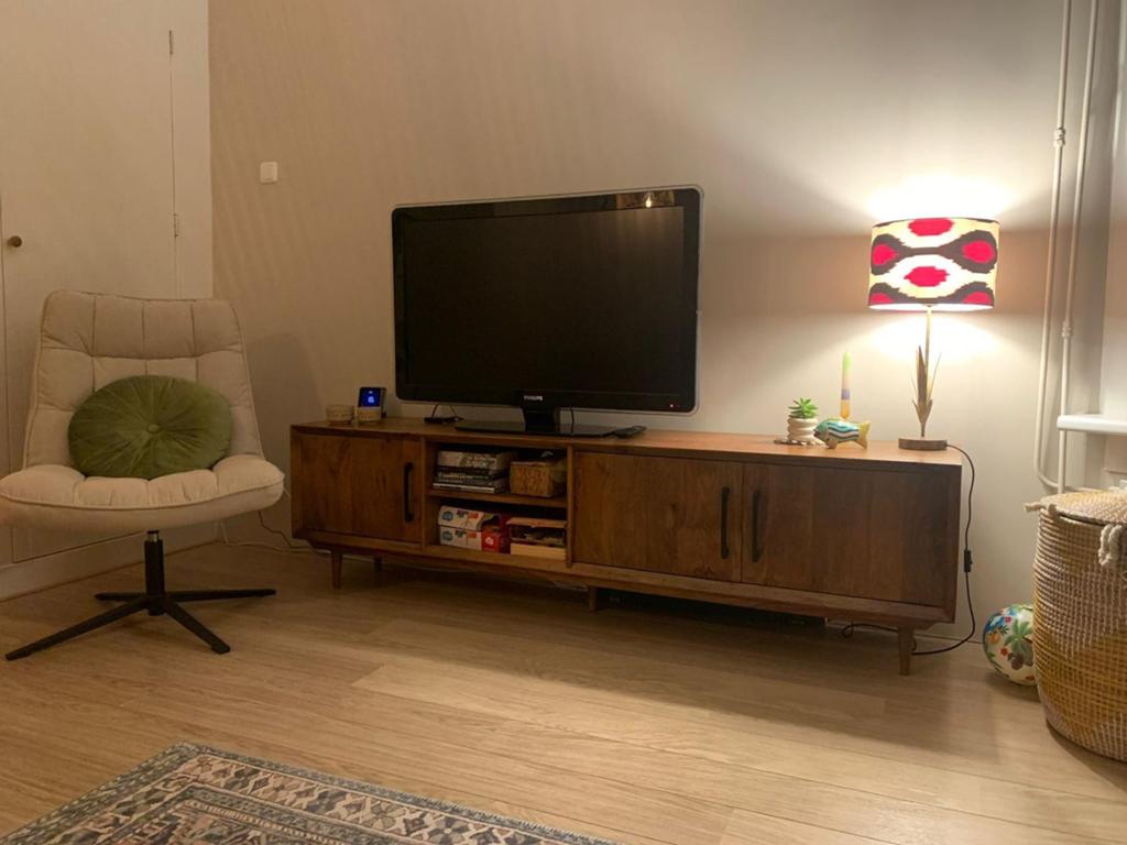 Goossens TV meubel mangohout - zo goed als nieuw, 150 tot 200 cm, Zo goed als nieuw, Minder dan 100 cm, 25 tot 50 cm