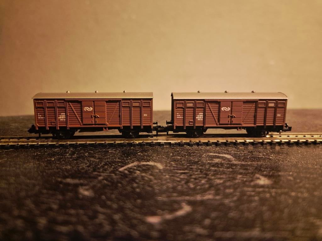 2x 25008 gesloten goederenwagon NS vignet, Gebruikt, Gelijkstroom, Wagon, Ophalen of Verzenden