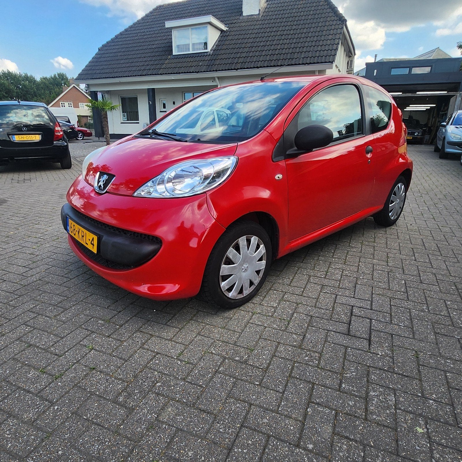 Peugeot 107 1.0 12V 3DR 2007 Rood, Auto's, Voorwielaandrijving, Stof, Zwart, 4 stoelen