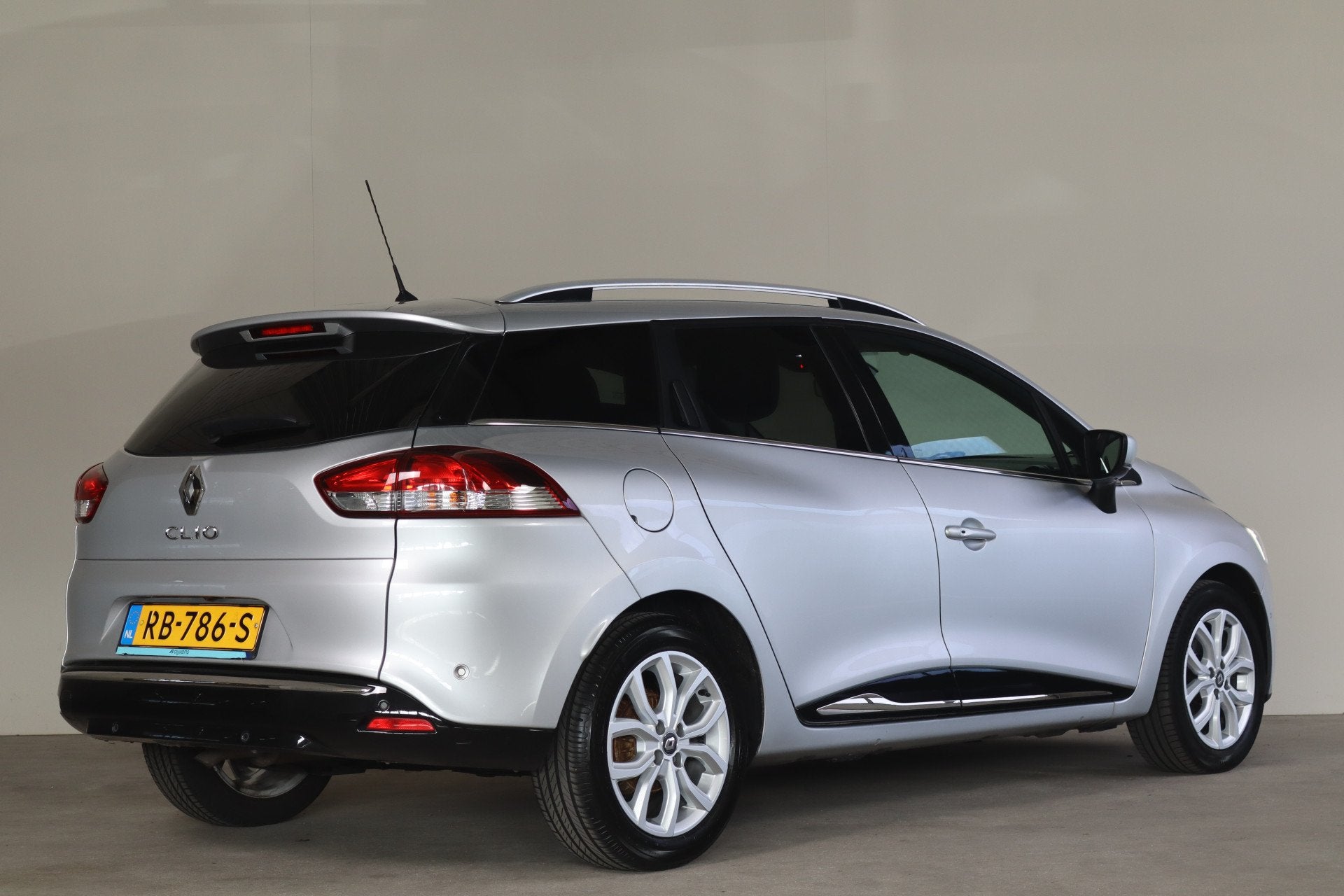 Renault Clio Estate 0.9 TCe Intens NL-Auto! (bj 2017), Auto's, 898 cc, 1063 kg, Gebruikt, Euro 6