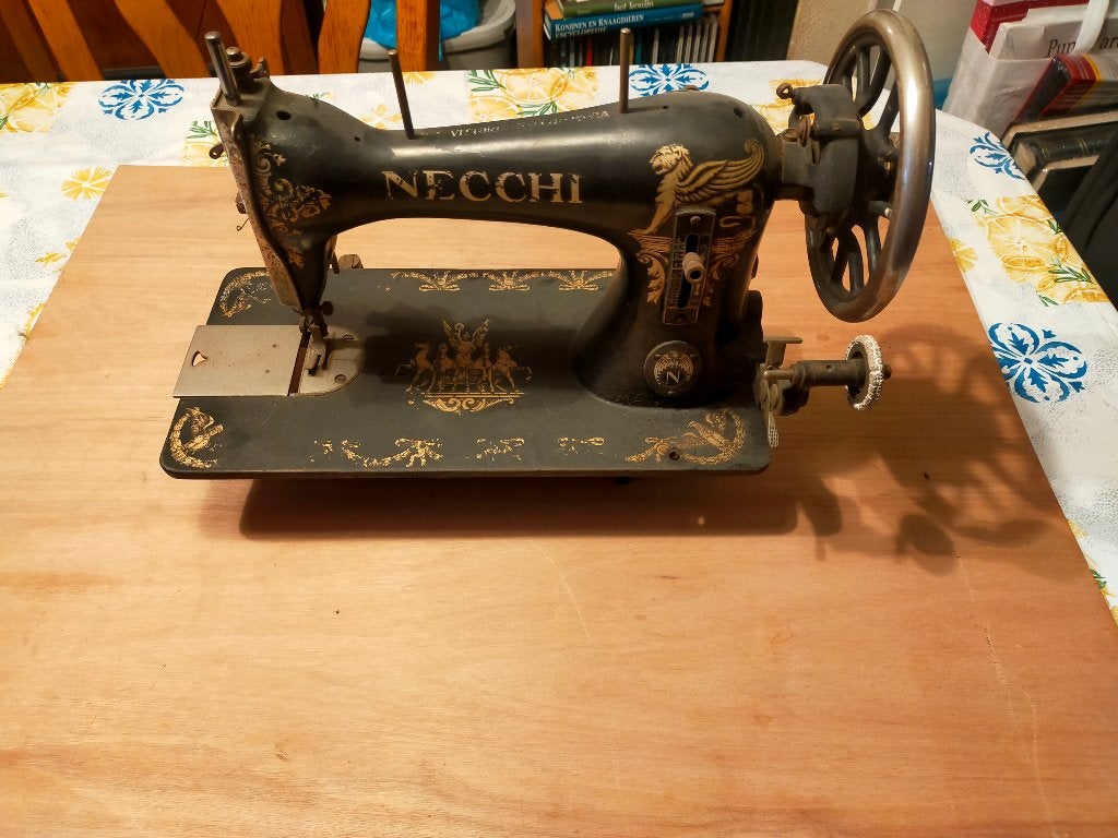 Oude Necchi naaimachine, Ophalen