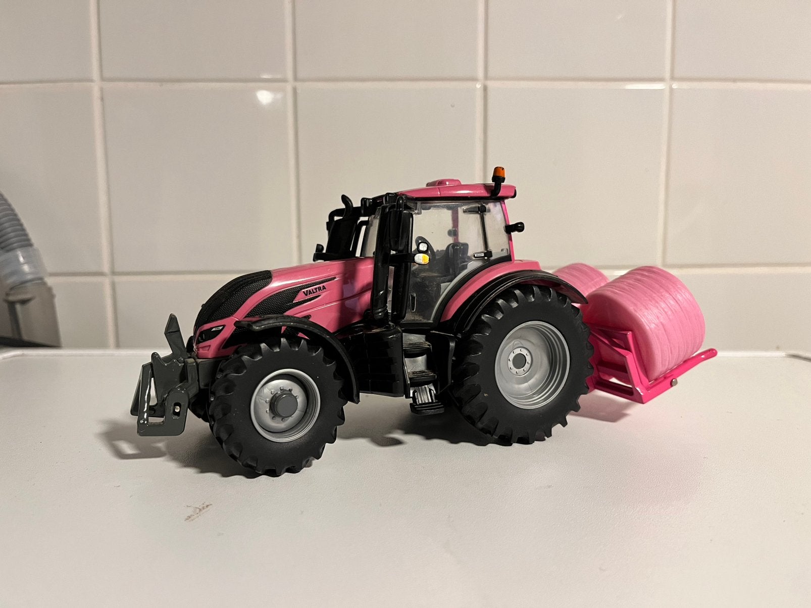 Valtra T254 Britains Pink Roze, Hobby en Vrije tijd, Ophalen of Verzenden, Tractor of Landbouw, Britains