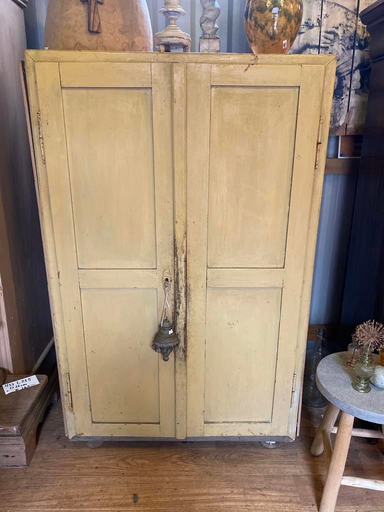 Brocante okergele houten kast met nieuw slot, Ophalen