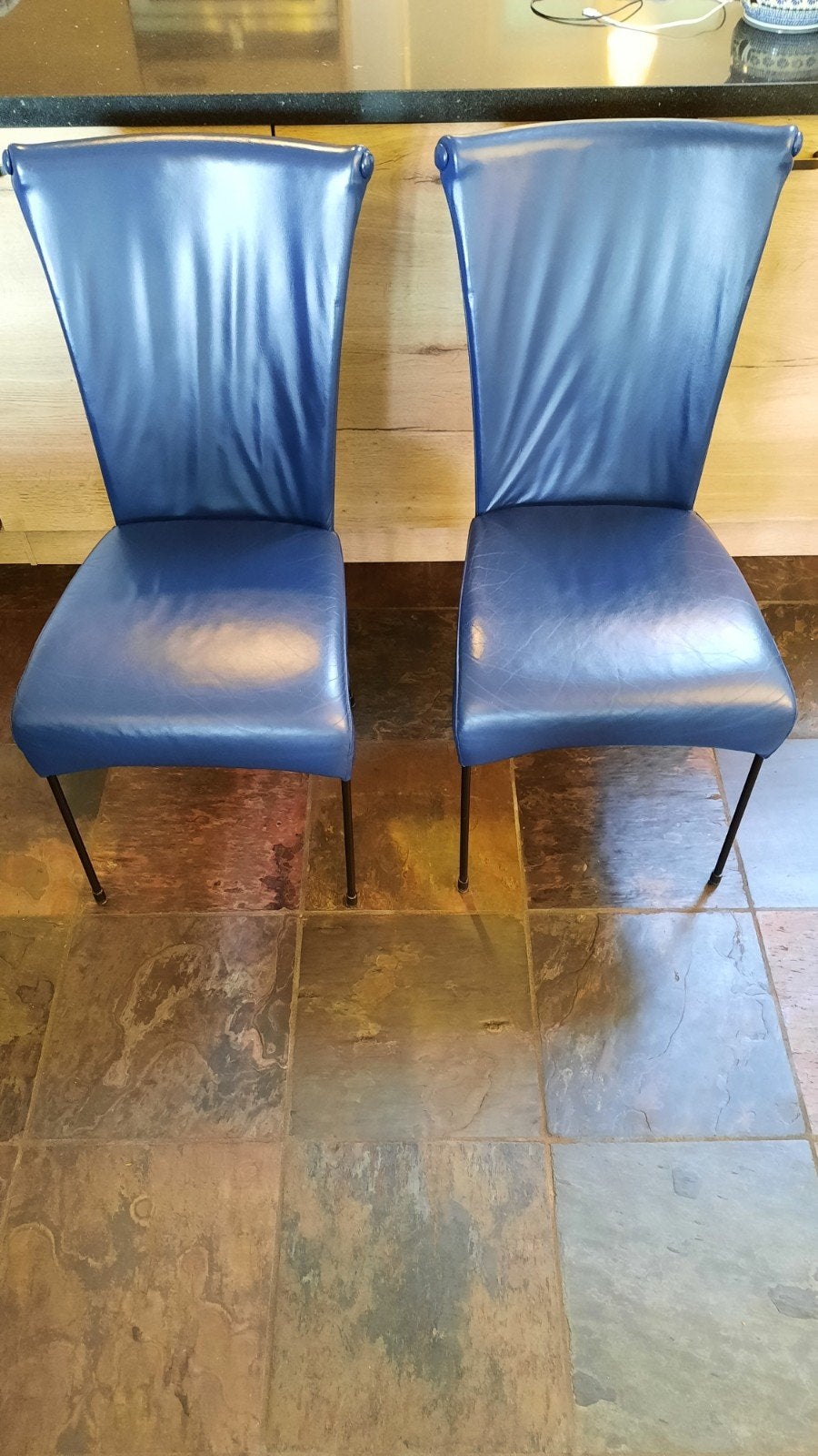 2 donkerblauwe echt leren eetkamerstoelen. GRATIS !!, Huis en Inrichting, Stoelen, Ophalen, Gebruikt, Twee, Blauw