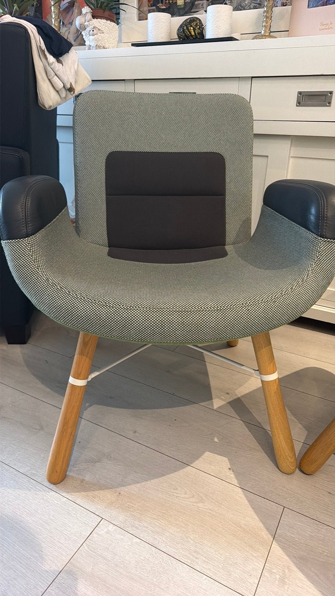 Vitra east river stoel (T.E.A.B, Huis en Inrichting, Ophalen of Verzenden, Zo goed als nieuw, 50 tot 75 cm