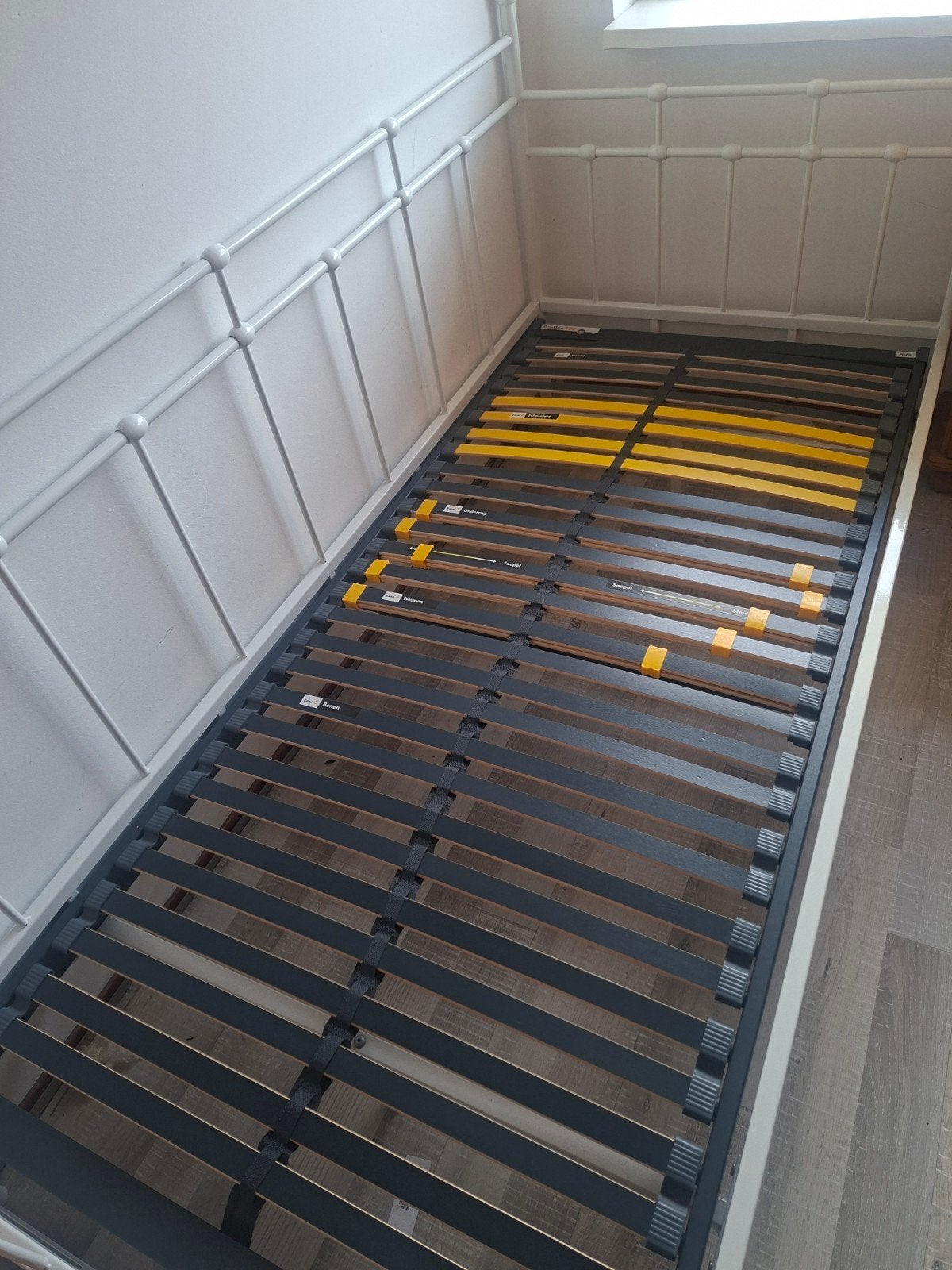 Eenpersoonsbed met lattenbodem (wit metaal), Ophalen, 90 cm, Eenpersoons, Wit