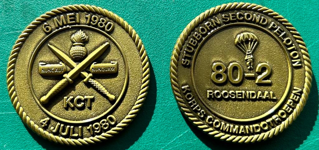 Coin KCT peloton 80-2 Stubborn Second, Verzenden, Landmacht, Nederland, Embleem of Badge