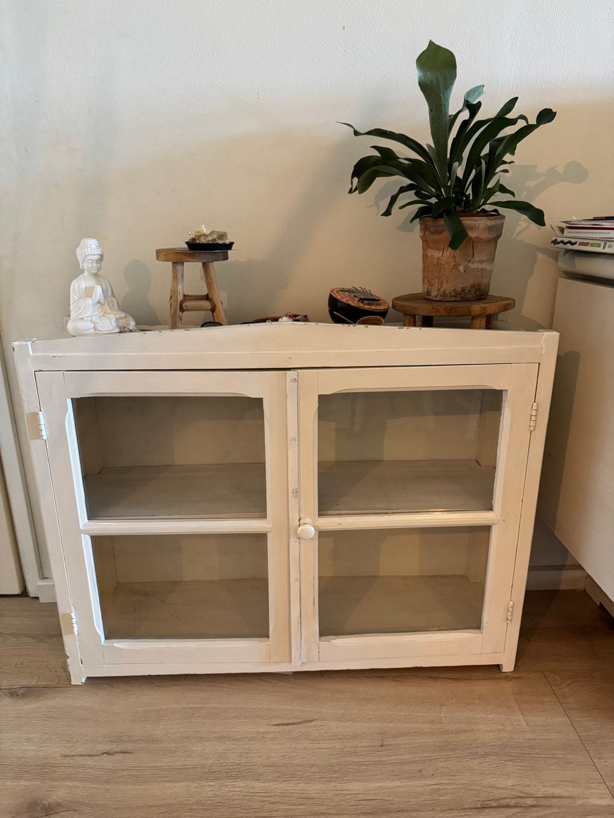 Brocante wit houten kastje met glazen deuren, Antiek en Kunst, Ophalen of Verzenden