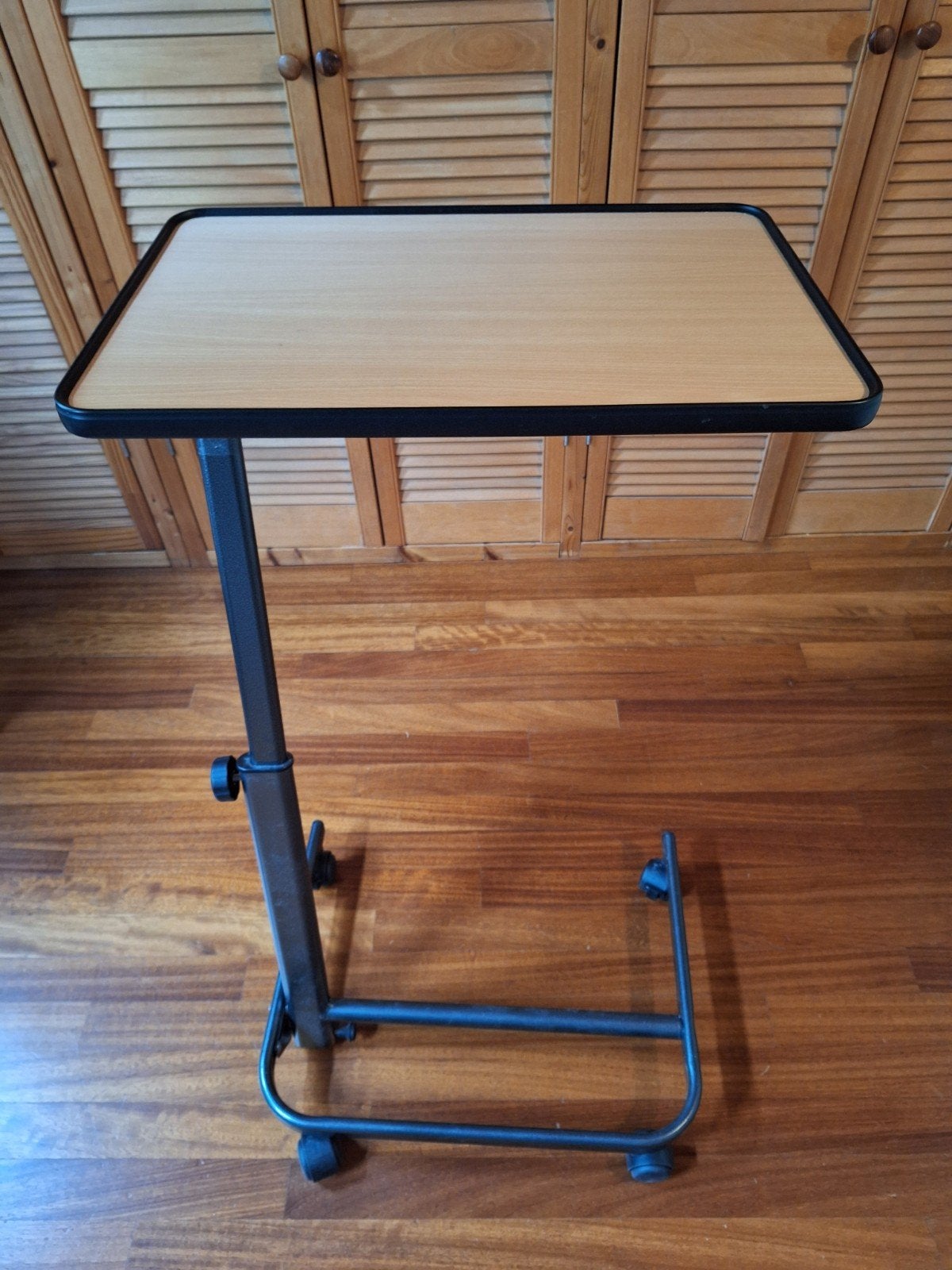 MultiMotion opvouwbare bedtafel op wielen - Walnoot, Ophalen, Gebruikt, Modern, functioneel, 55 tot 75 cm