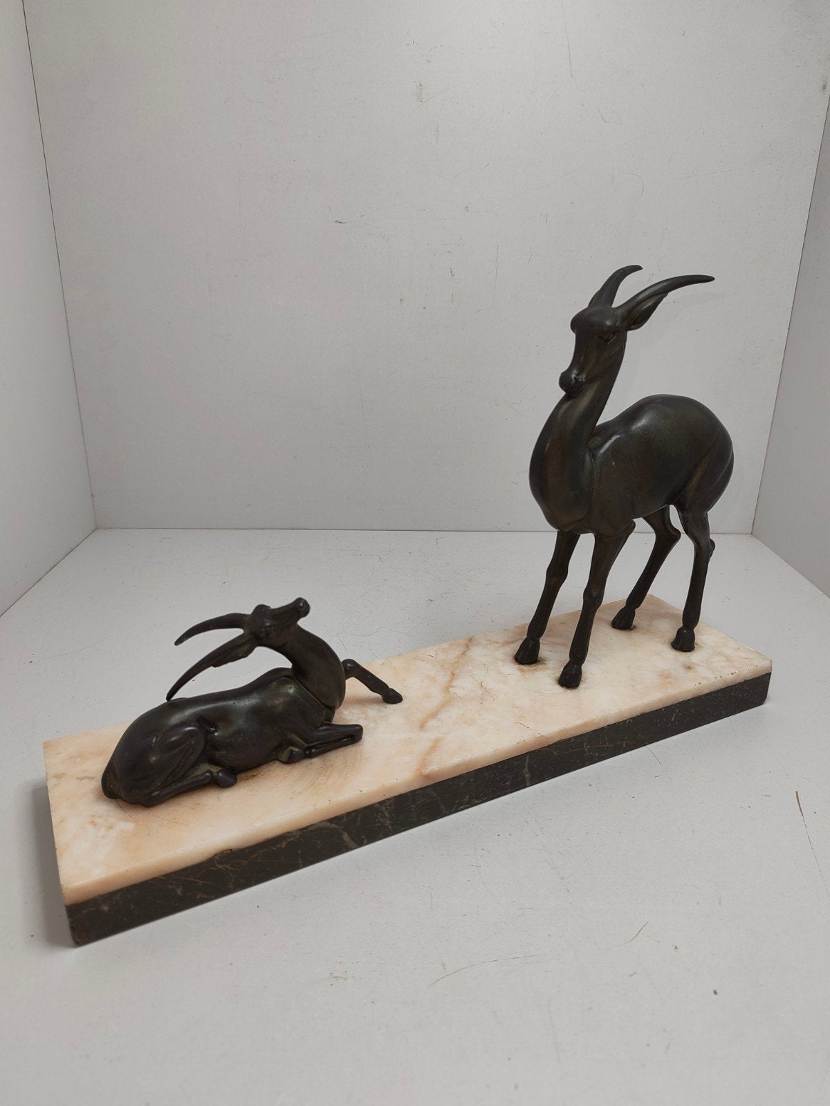 Art Deco bronzen gazelle sculptuur op marmeren sokkel, Art deco, Ophalen of Verzenden, 20 - 50 cm, Op sokkel