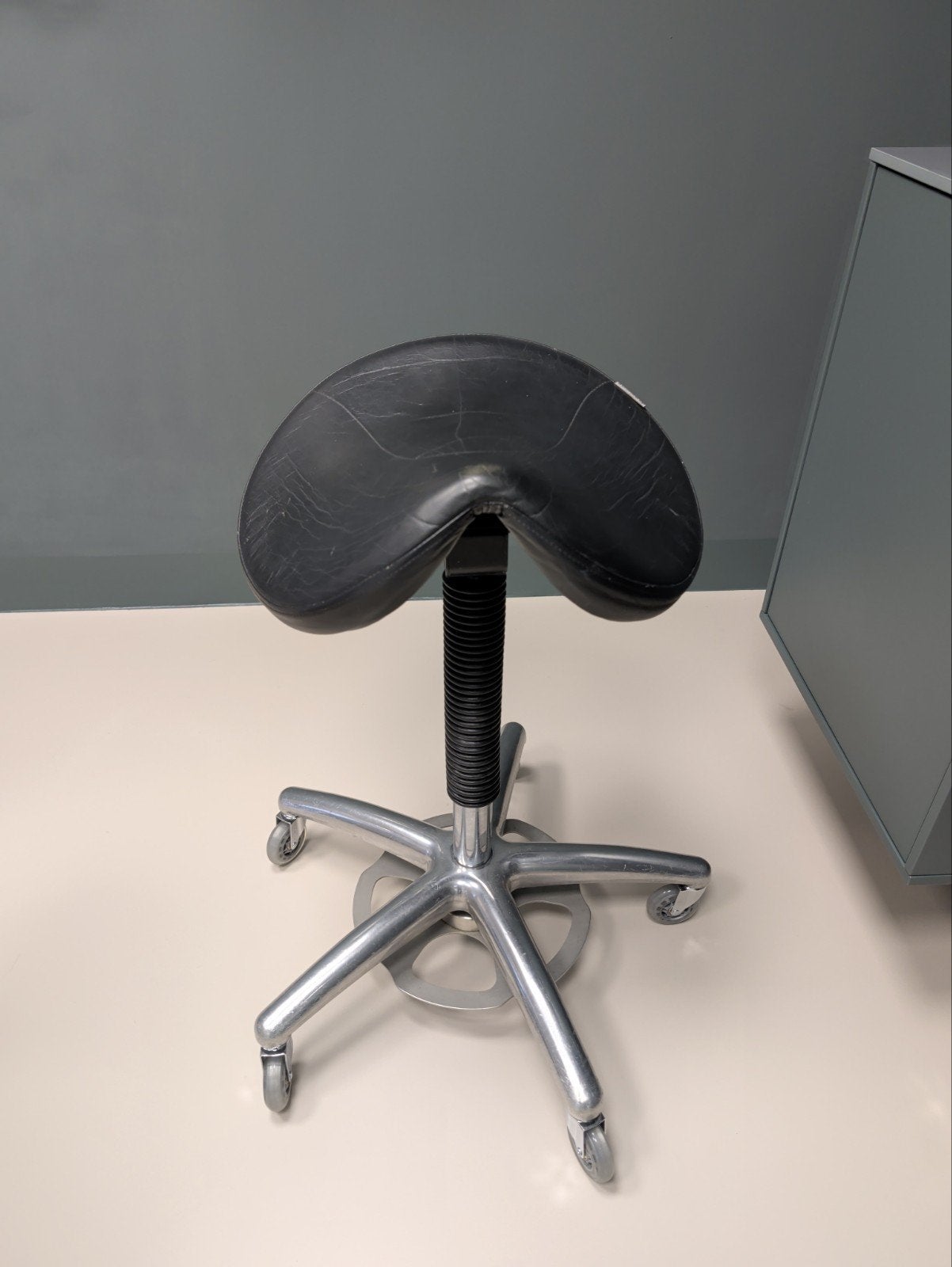 Score ergonomische behandelkruk met nieuwe wieltjes, Werkplek, Ophalen of Verzenden, Gebruikt, Stoel