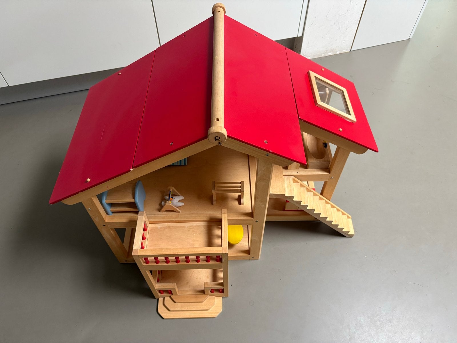 Houten poppenhuis met meubeltjes (46x84x64cm), Ophalen, Gebruikt, Poppenhuis