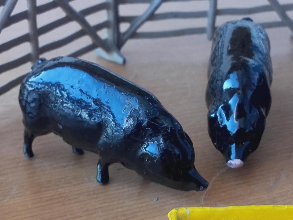 Varkens, hekken en trog oud antiek Engels speelgoed van tin., Ophalen of Verzenden