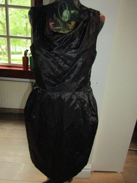 F549 JSFN Designed in Sweden 38 jurk zwart mouwloos metaal, Kleding | Dames, Maat 38/40 (M), Verzenden, Zwart, Nieuw
