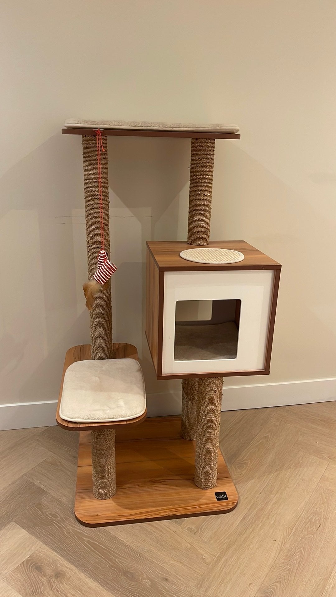 Vesper Kattenmeubel High Base – Luxe Krabpaal in Walnoot, Dieren en Toebehoren, Krabmeubelen, Zo goed als nieuw, Krabpaal, Ophalen