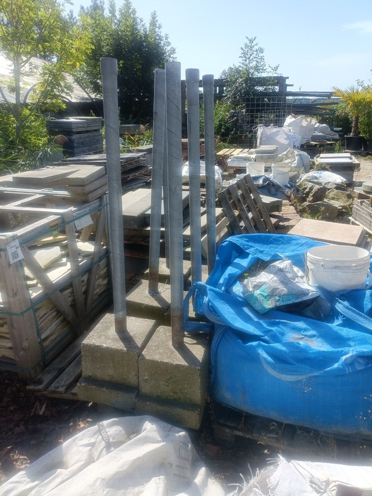 Ijzeren palen met betonnen voet afrateringspalen hoekpalen, Ophalen of Verzenden, Gebruikt, Overige typen