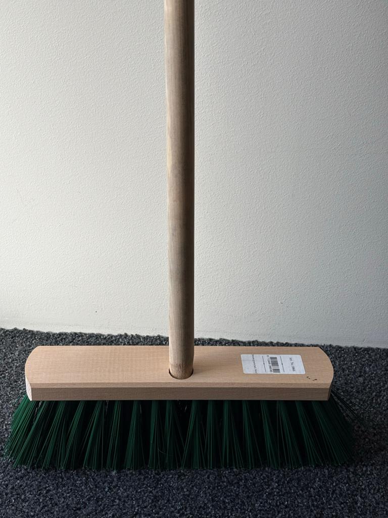 Nieuwe bezem voor buitenwerkzaamheden, Ophalen, Nieuw