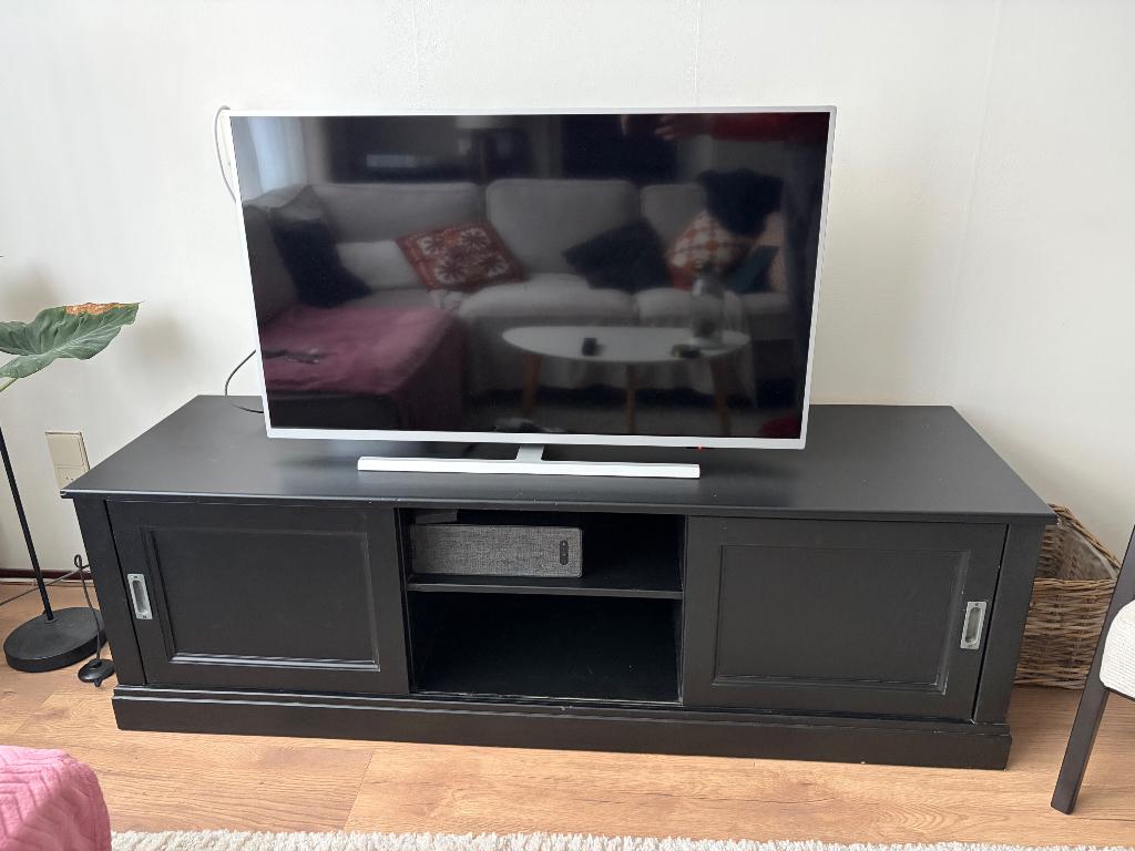 Zwart houten tv meubel met schuifdeuren, Ophalen, Gebruikt, 150 tot 200 cm, Minder dan 100 cm