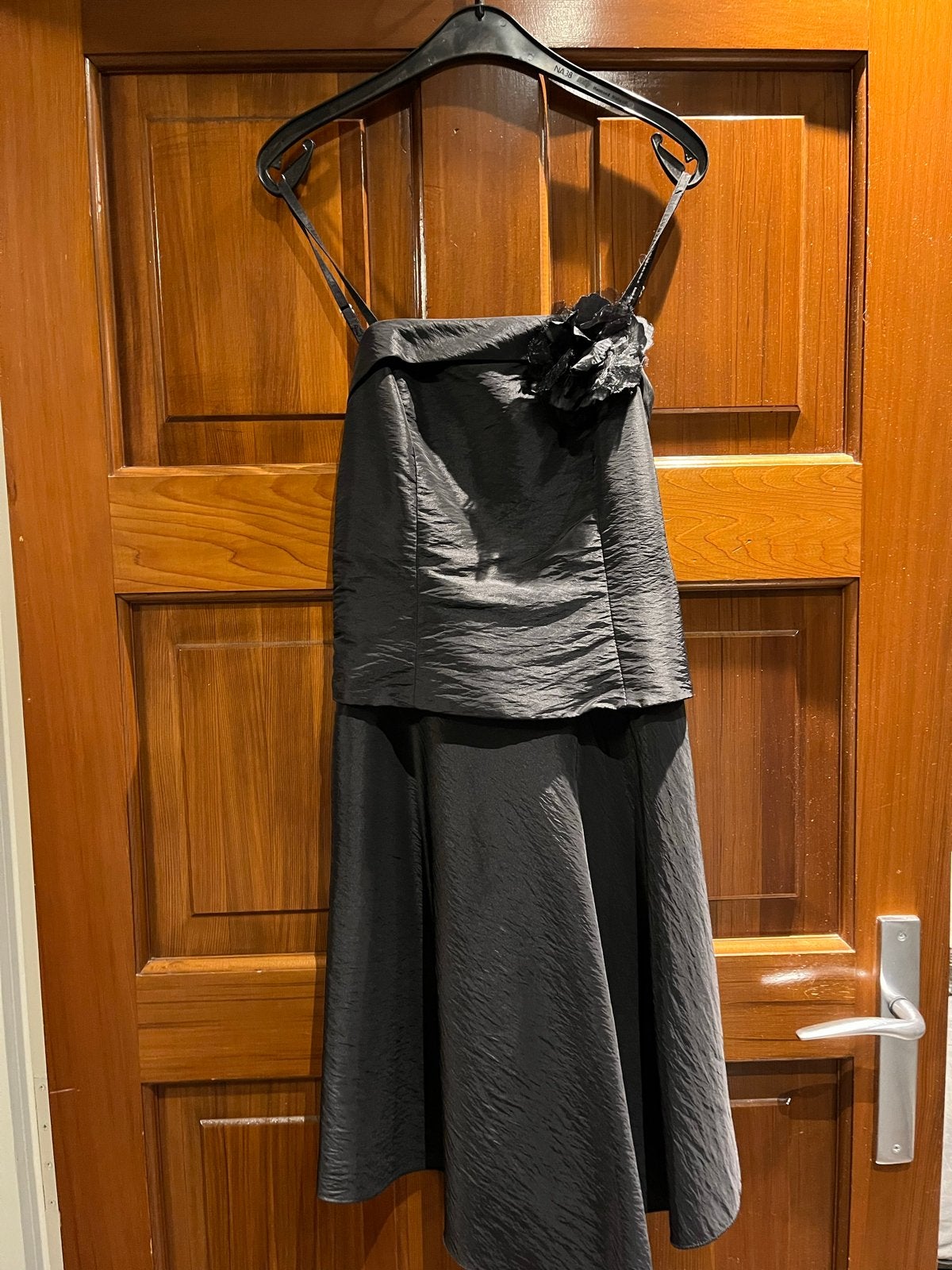Zwarte elegante jurk met bloemdetail en sjaal, Zwart, Ophalen of Verzenden, Zo goed als nieuw, Knielengte