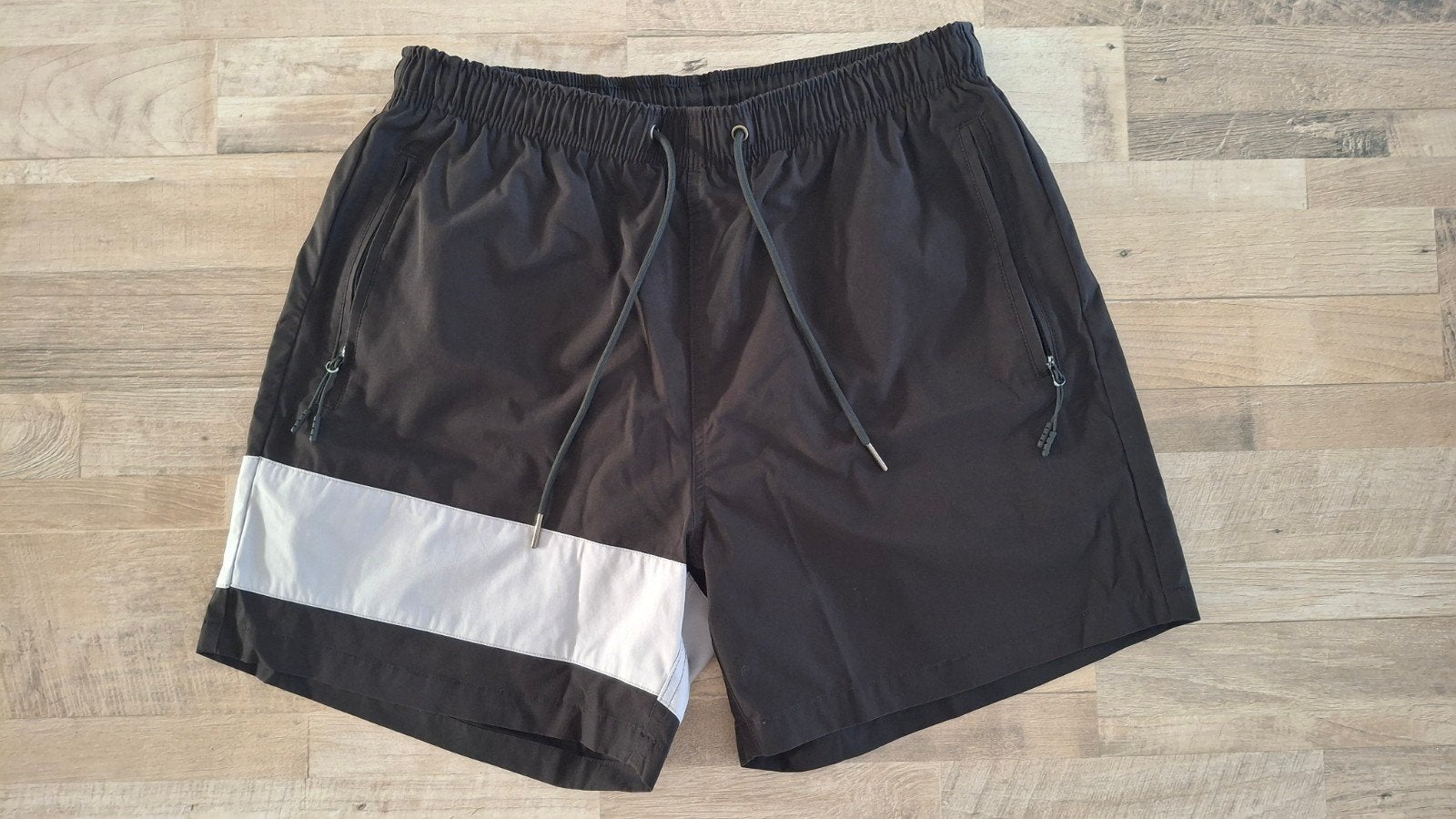 Nieuw: Banlieue- Zwemshort met ritszakken
Kleur: Zwart met l, Maat 48/50 (M), Zwart, Overige typen, Nieuw