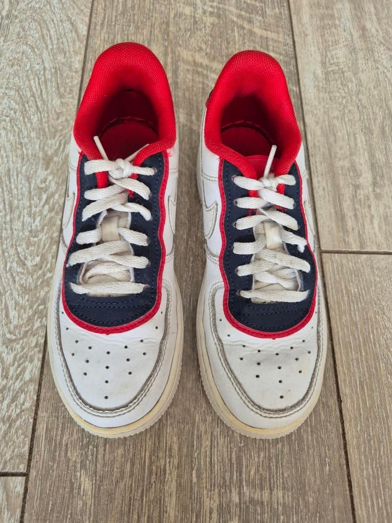 Nike Airforce maat 31.5. Binnenzool 19.5 cm. Wit rood blauw, Ophalen, Gebruikt, Nike, Jongen of Meisje