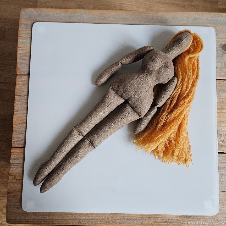 ZGAN donkerbruine linnen Tilda blond haar, 54 cm lang, Ophalen of Verzenden, Zo goed als nieuw, Pop