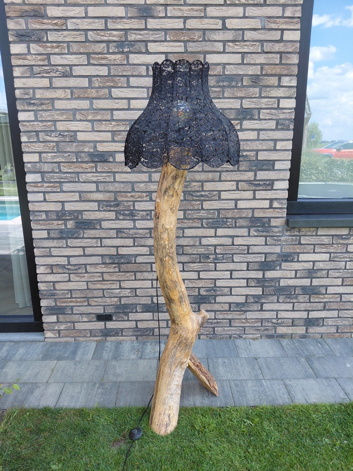 Robuuste staande lamp van boomstam met kanten kap, Huis en Inrichting, Lampen | Vloerlampen, Ophalen, Natuurlijk materiaal, Landelijk, Robuust, Natuurlijk