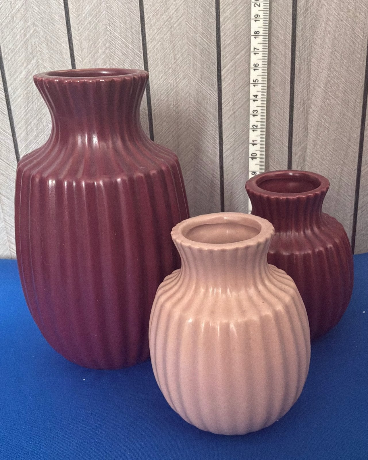 Set van 3 geribbelde vazen in paars en roze, Huis en Inrichting, Woonaccessoires | Vazen, Ophalen, Gebruikt, Met patroon/structuur