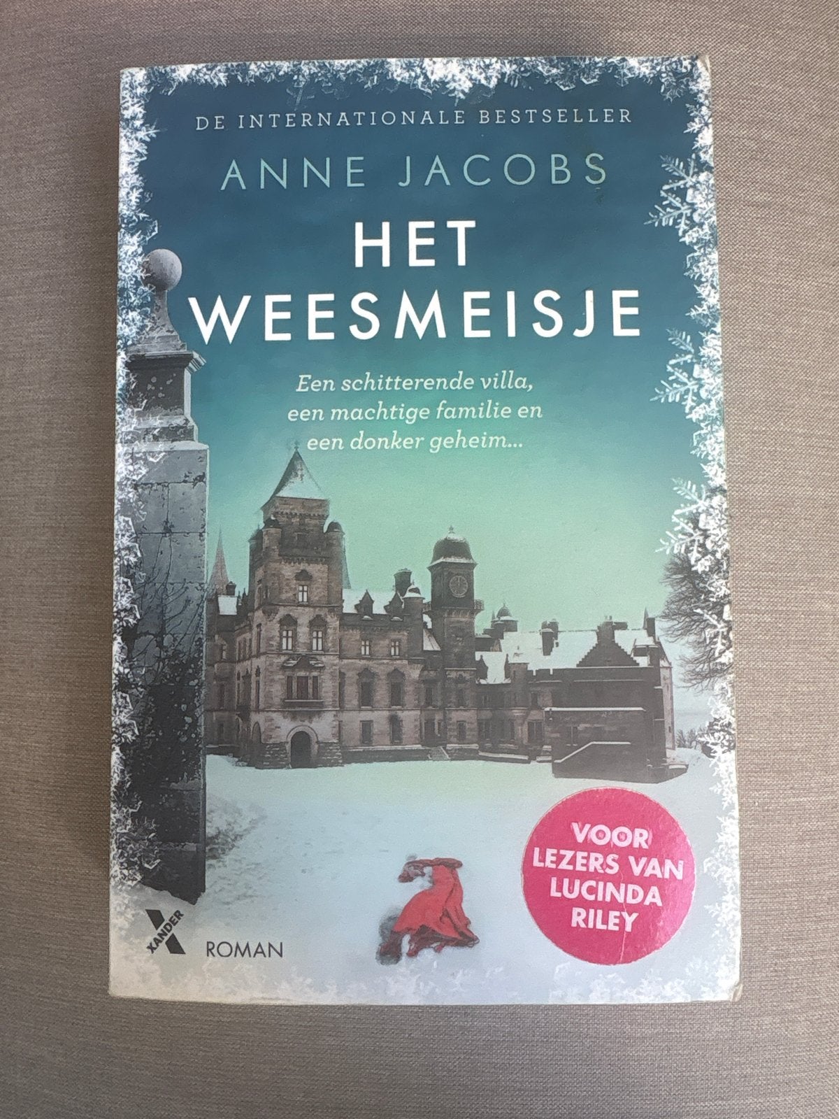 Het Weesmeisje - Anne Jacobs (Roman), Boeken, Romans, Ophalen of Verzenden, Gelezen, Nederland