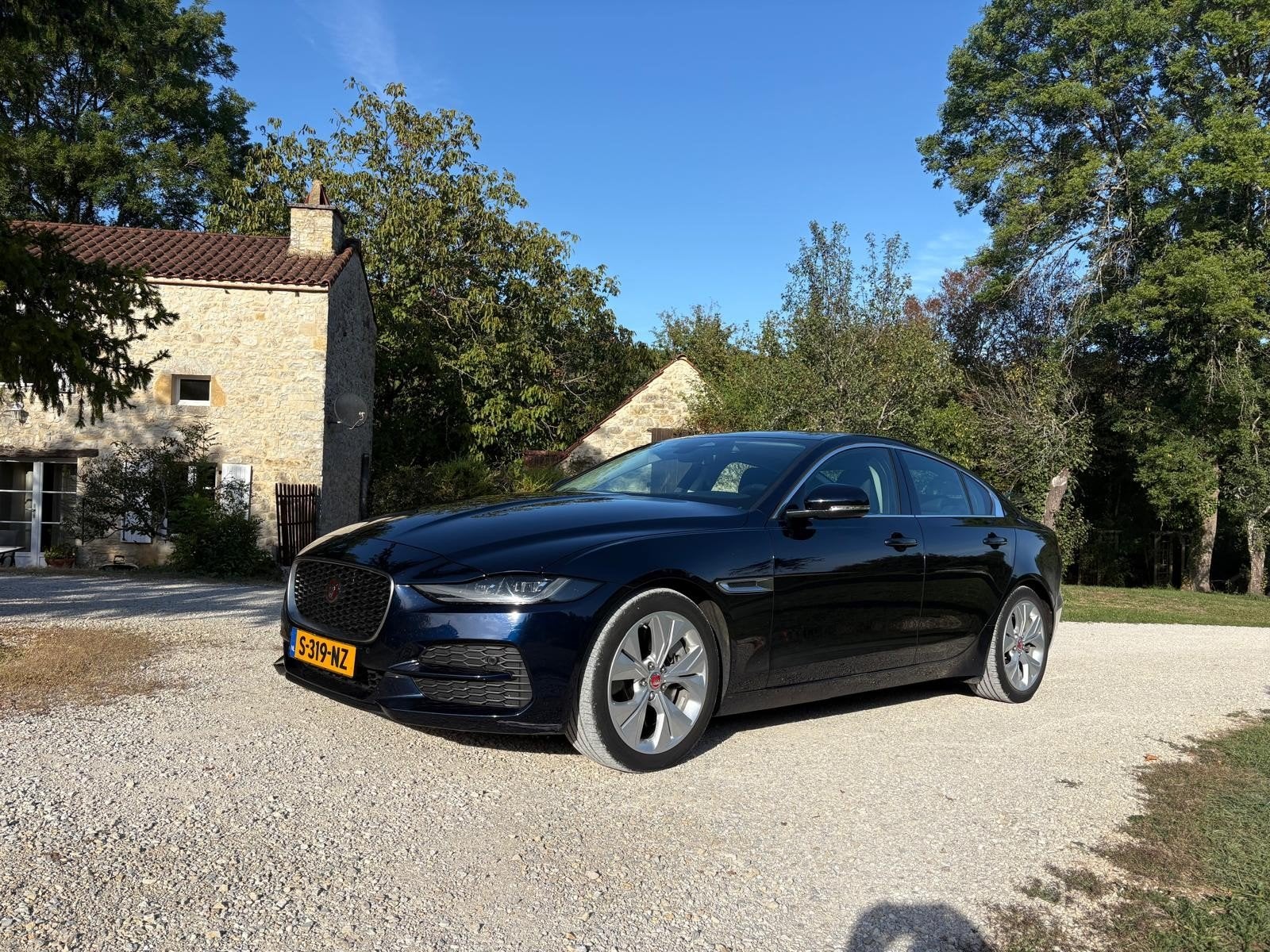 Jaguar XE P250 2.0 250pk Automaat 2023 Blauw, Auto's, Achterwielaandrijving, 1800 kg, 4 cilinders, Blauw