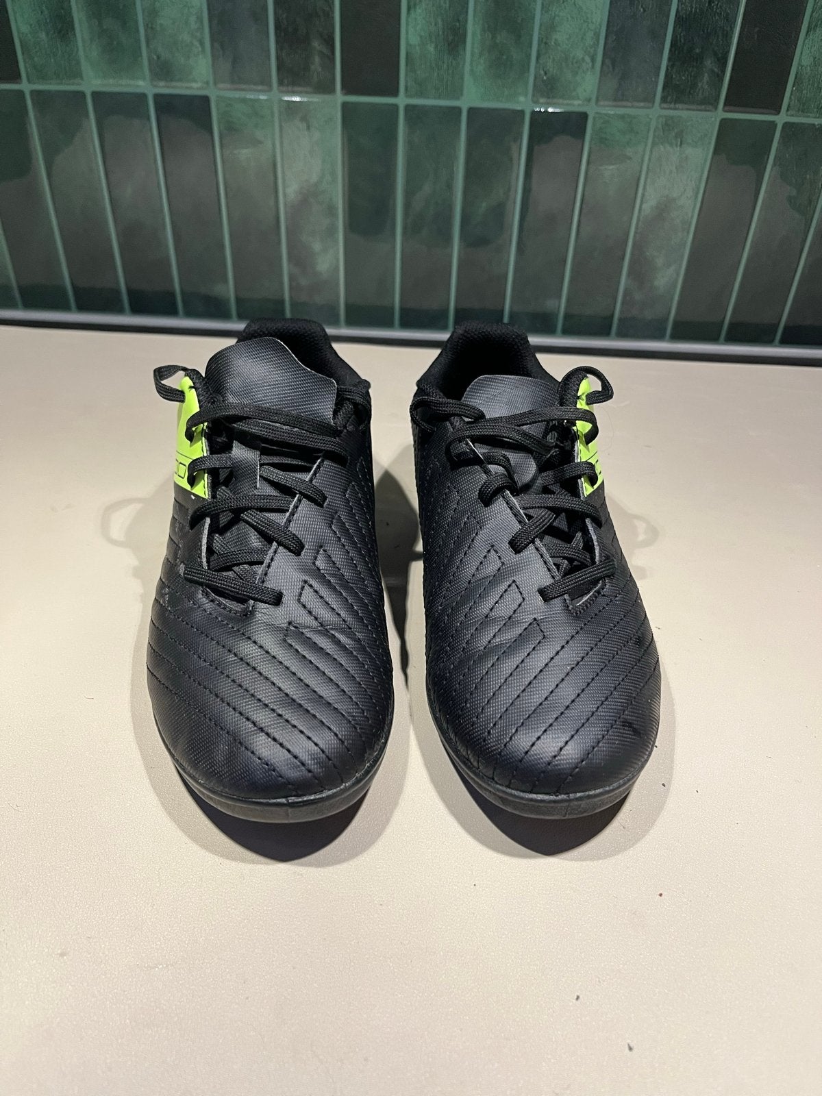 Kipsta voetbalschoenen maat 35, zwart/geel, Ophalen, Zo goed als nieuw, Schoenen