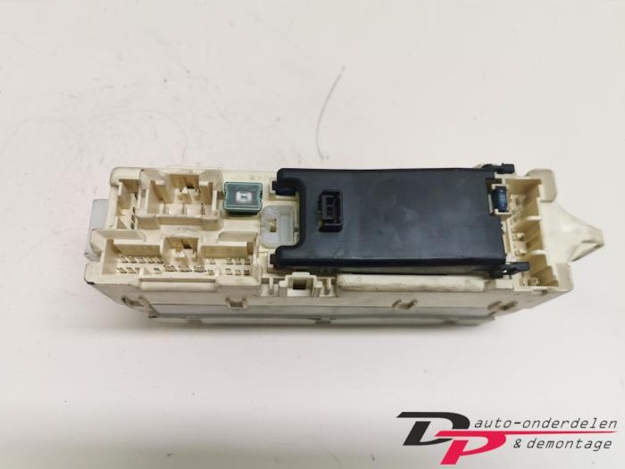 Zekeringkast van een Mazda 323F