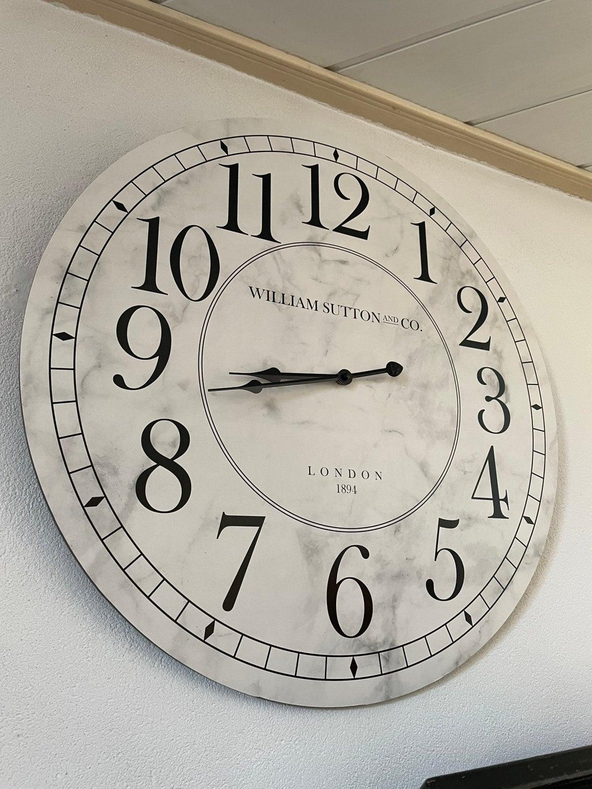 Grote wandklok 60 cm – William Sutton London – marmerlook, Ophalen, Zo goed als nieuw, Wandklok