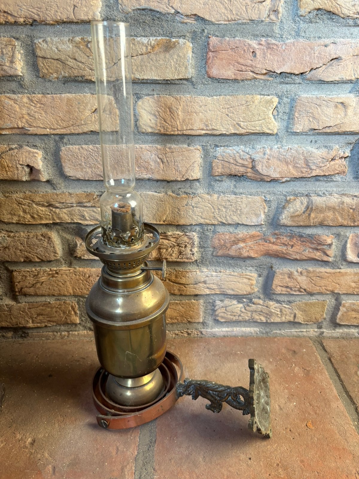 Antieke petroleum wandlamp met reservoir en wandsteun, Ophalen
