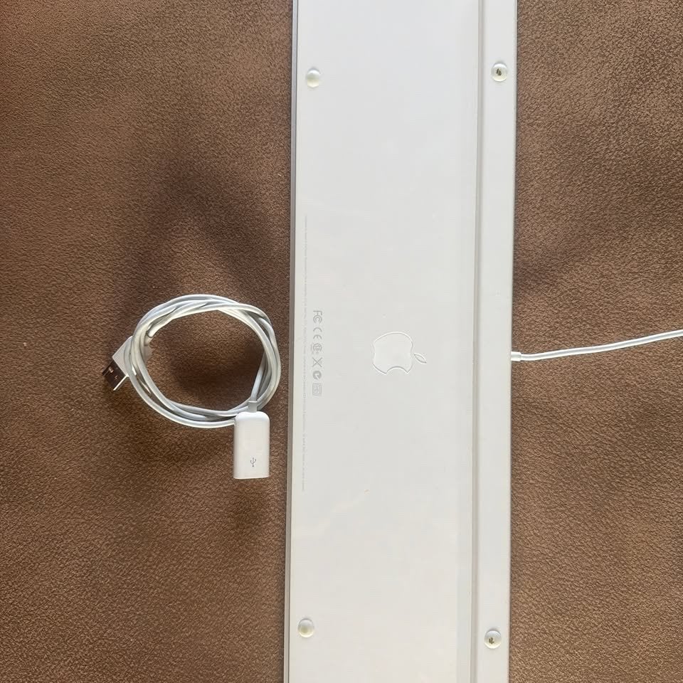 Apple toetsenbord met numeriek gedeelte, Computers en Software, Ophalen of Verzenden, Zo goed als nieuw, Qwerty, Numeriek gedeelte