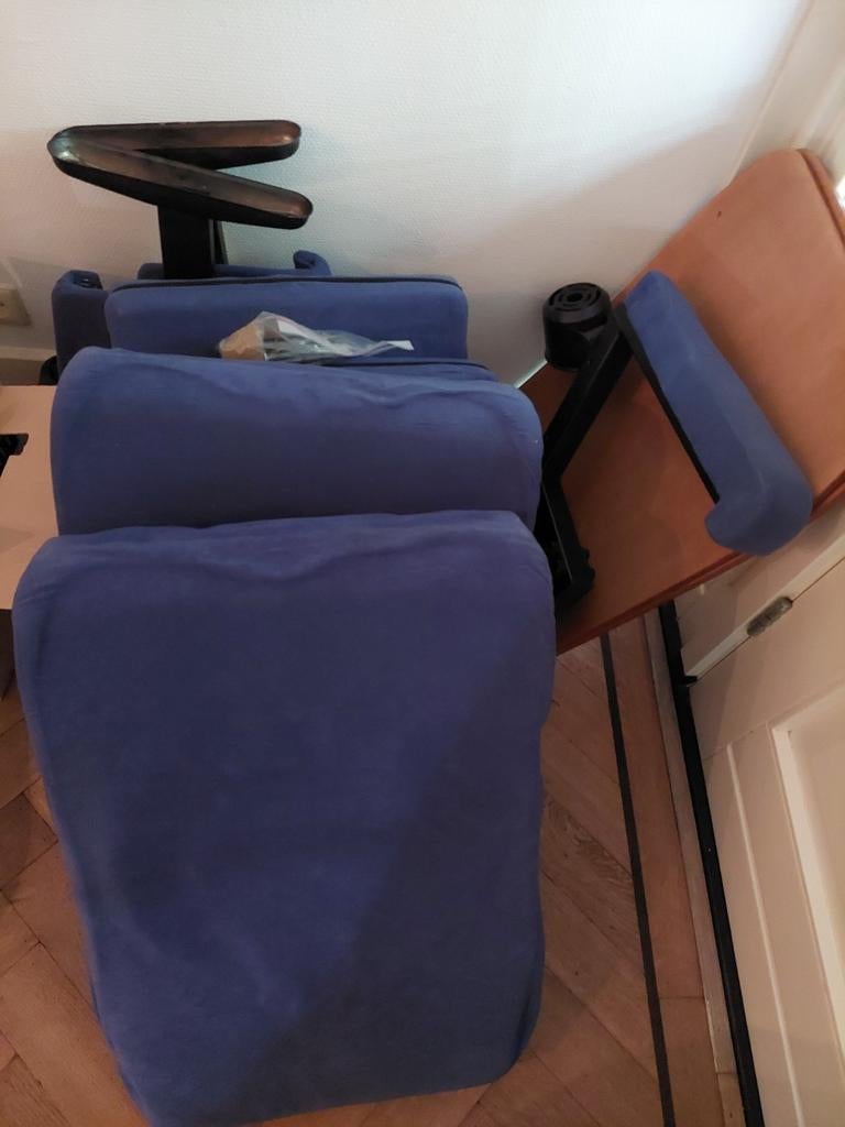 Twee Retro Blauw Velvet Bioscoopstoelen, Antiek en Kunst, Antiek | Meubels | Stoelen en Banken, Ophalen of Verzenden