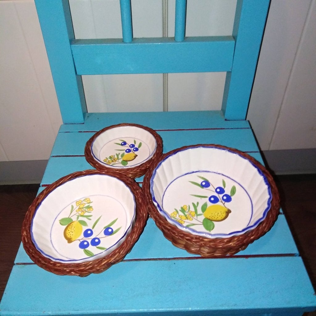 Vintage schaaltjes in rieten mandjes 3 stuks, Ophalen, Gebruikt, Schaal, Rond