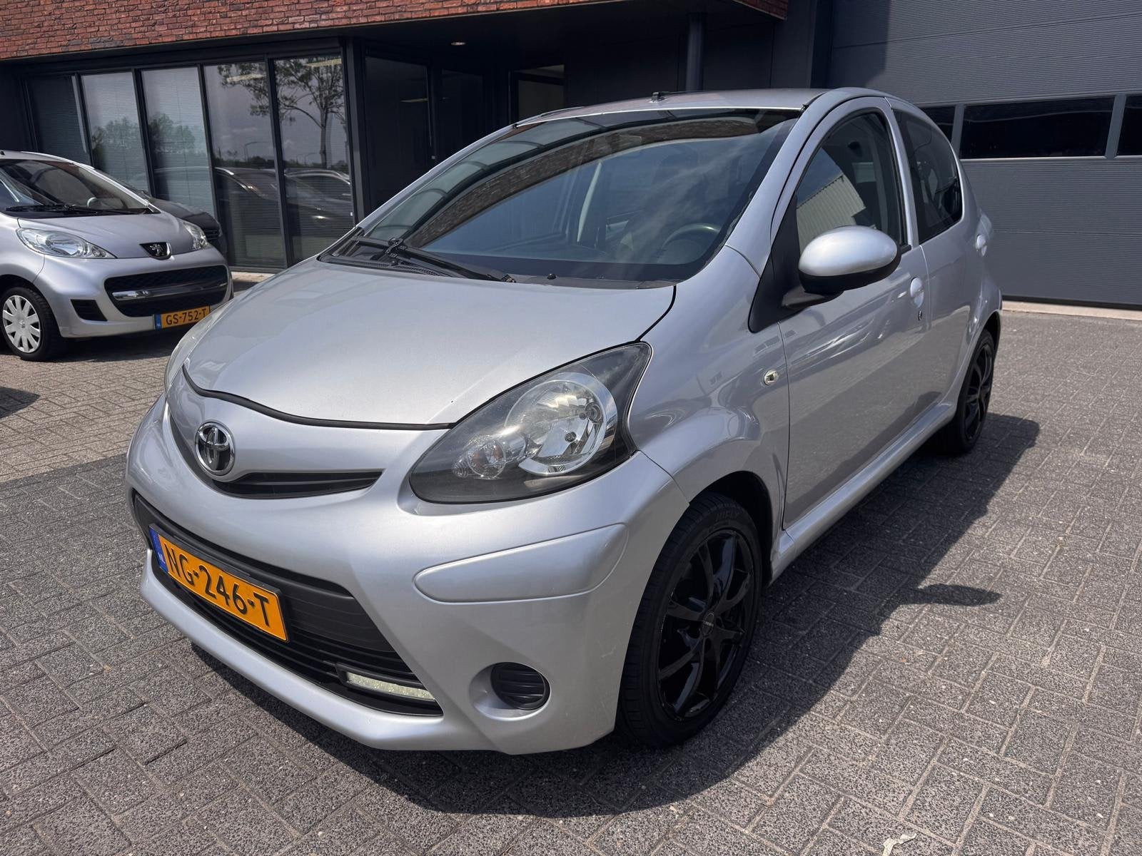 Toyota Aygo 1.0 VVT-i Dynamic Orange 5 DRS AIRCO LED NIEUWE, Voorwielaandrijving, Euro 5, Gebruikt, 4 stoelen