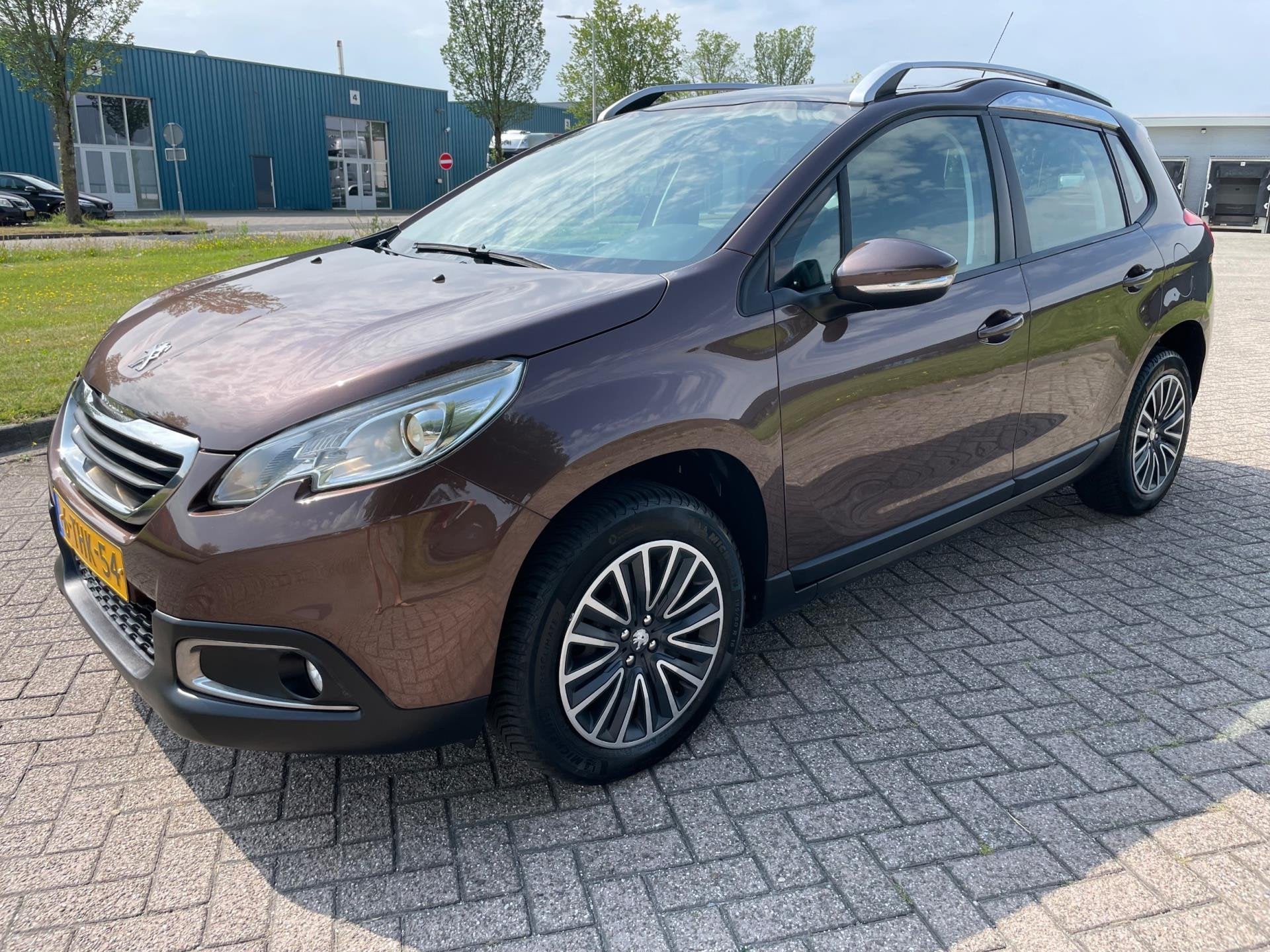 Peugeot 2008 1.2 VTi Active Pack Premium, Auto's, Voorwielaandrijving, Euro 5, 1199 cc, Bruin
