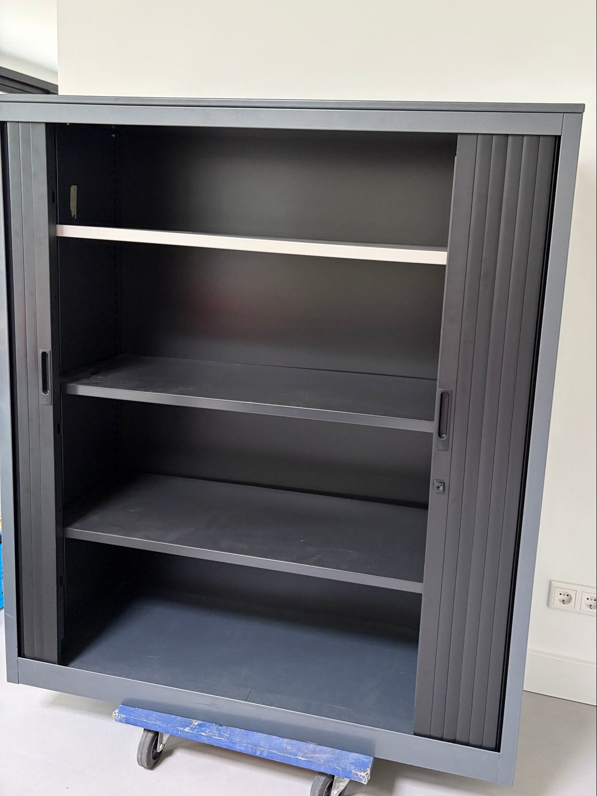 Antracietkleurige archiefkast met zwarte roldeuren, Ophalen, Gebruikt, 100 tot 150 cm, 100 tot 150 cm