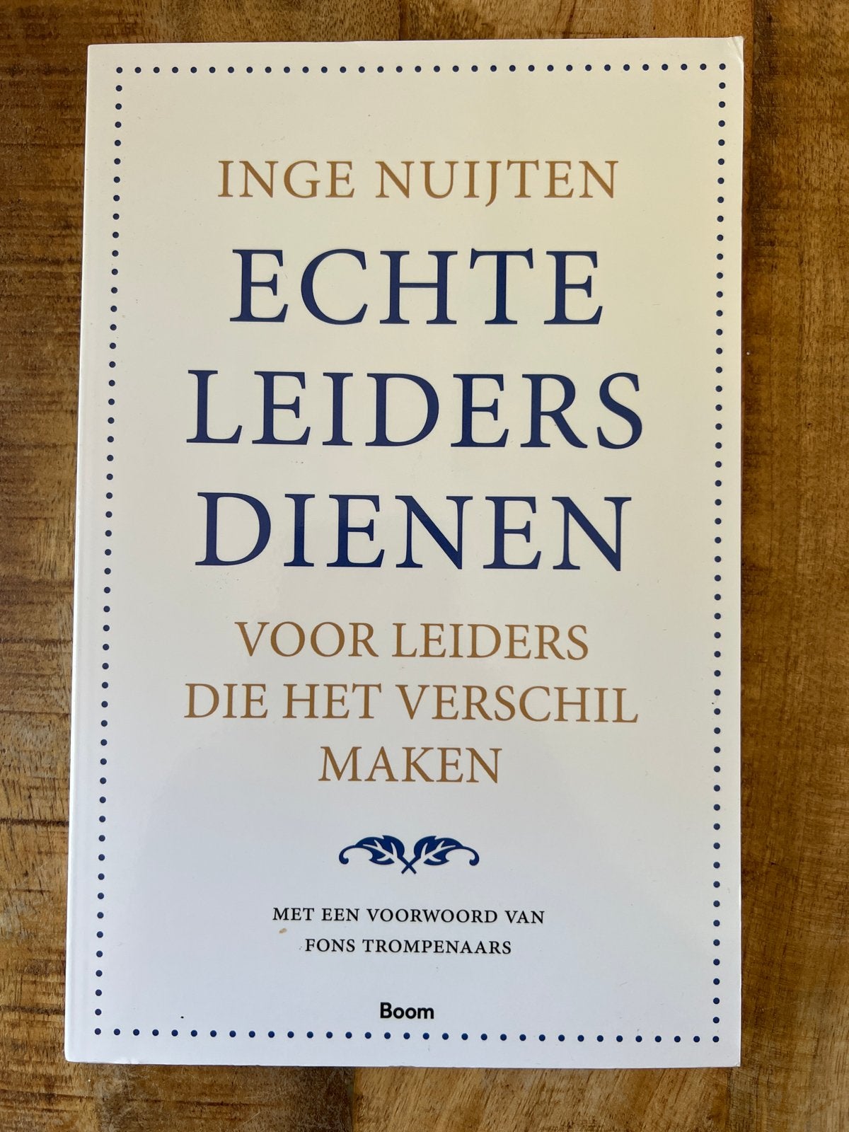 Echte Leiders Dienen - Inge Nuijten (Managementboek), Ophalen of Verzenden, Gelezen, Nederland