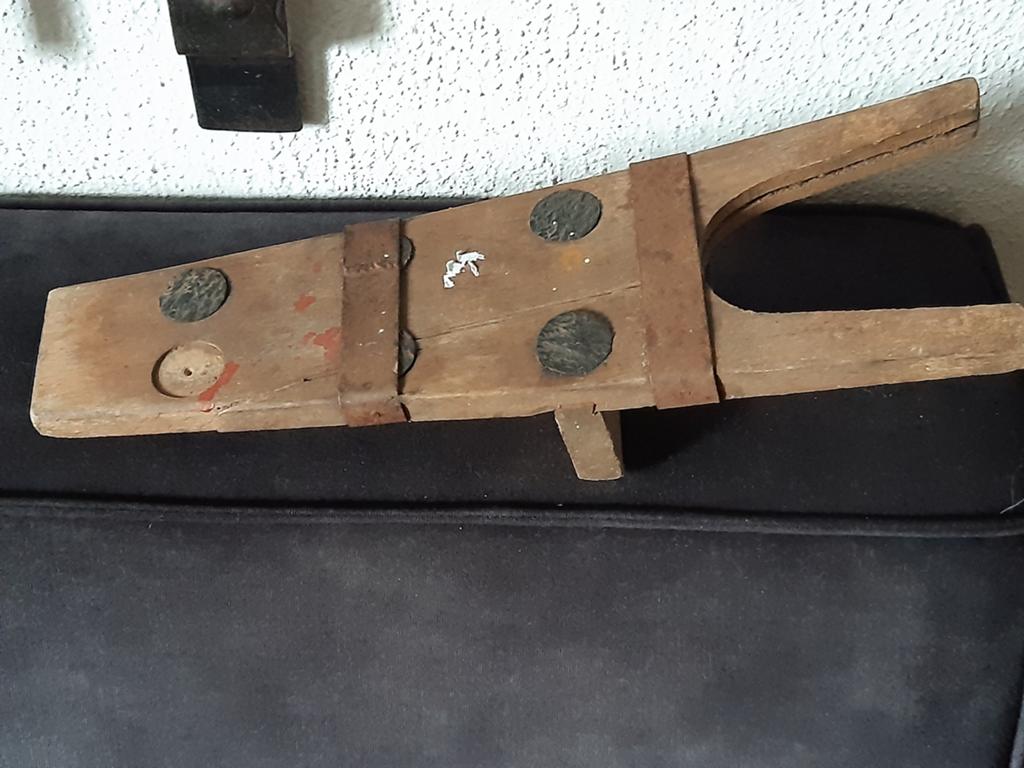 Oude sleetse laarzenknecht-,hulp,stoer verweerd,sober, Ophalen of Verzenden