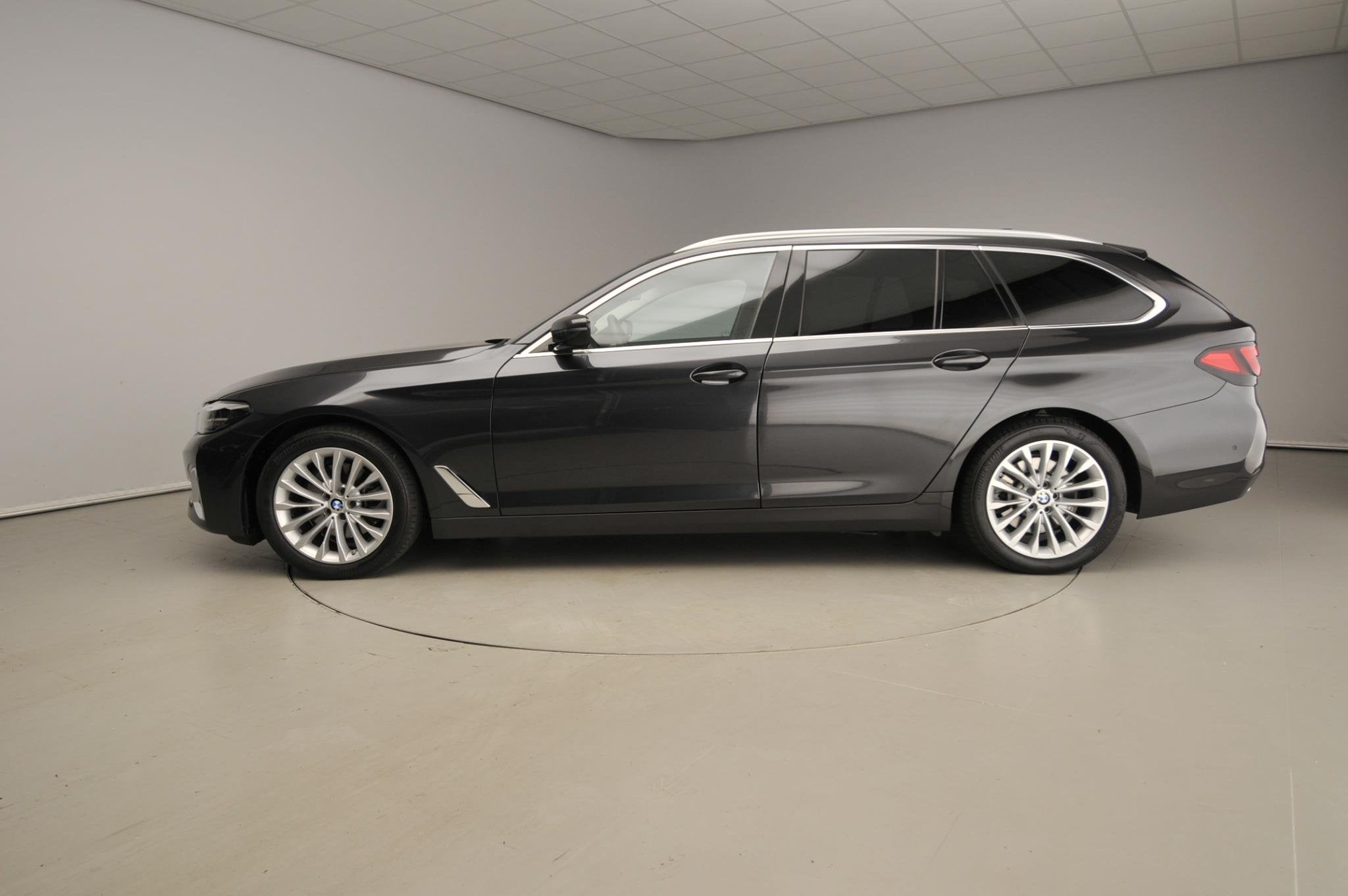 BMW 5 Serie Touring 520i | LED | Leder | Navigatie | Comfort, Automaat, Gebruikt, Euro 6, 4 cilinders