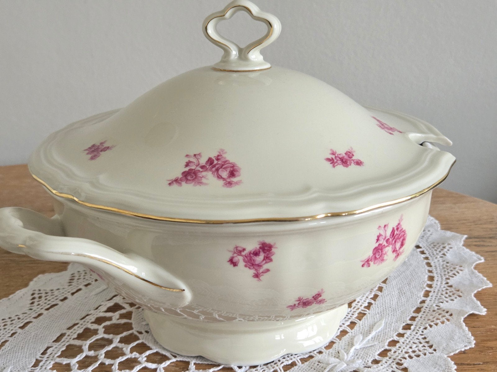 Oude brocante soepterrine dekschaal roosjes Marie Luise, Ophalen of Verzenden