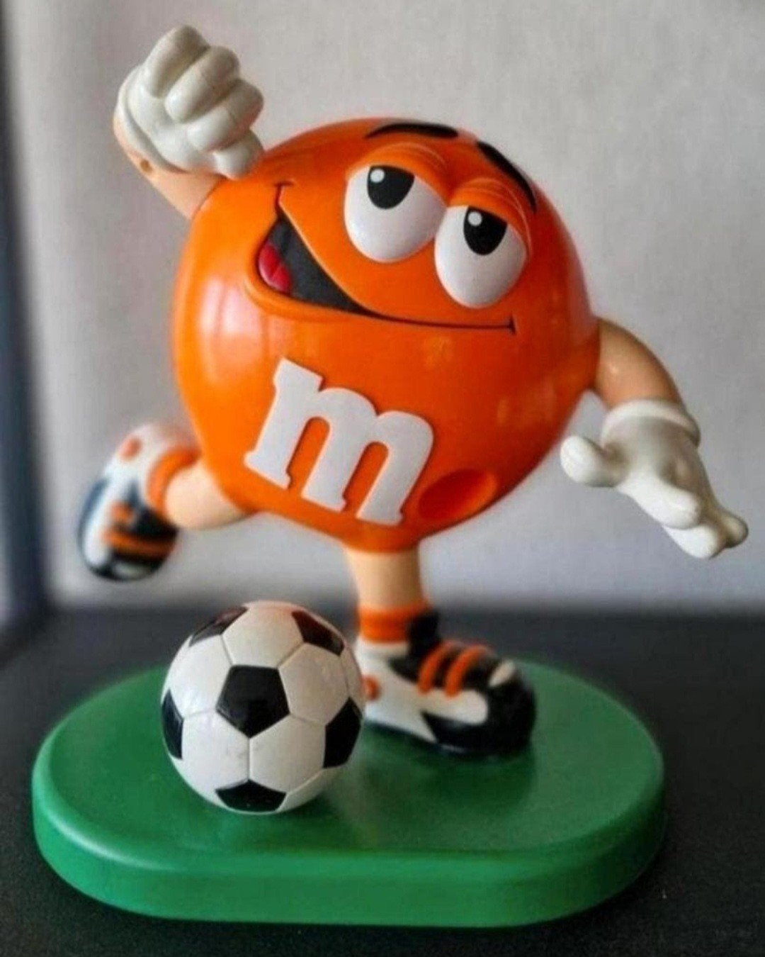 Oranje M&M figuur met Voetbal, Ophalen of Verzenden, Zo goed als nieuw, Gebruiksvoorwerp