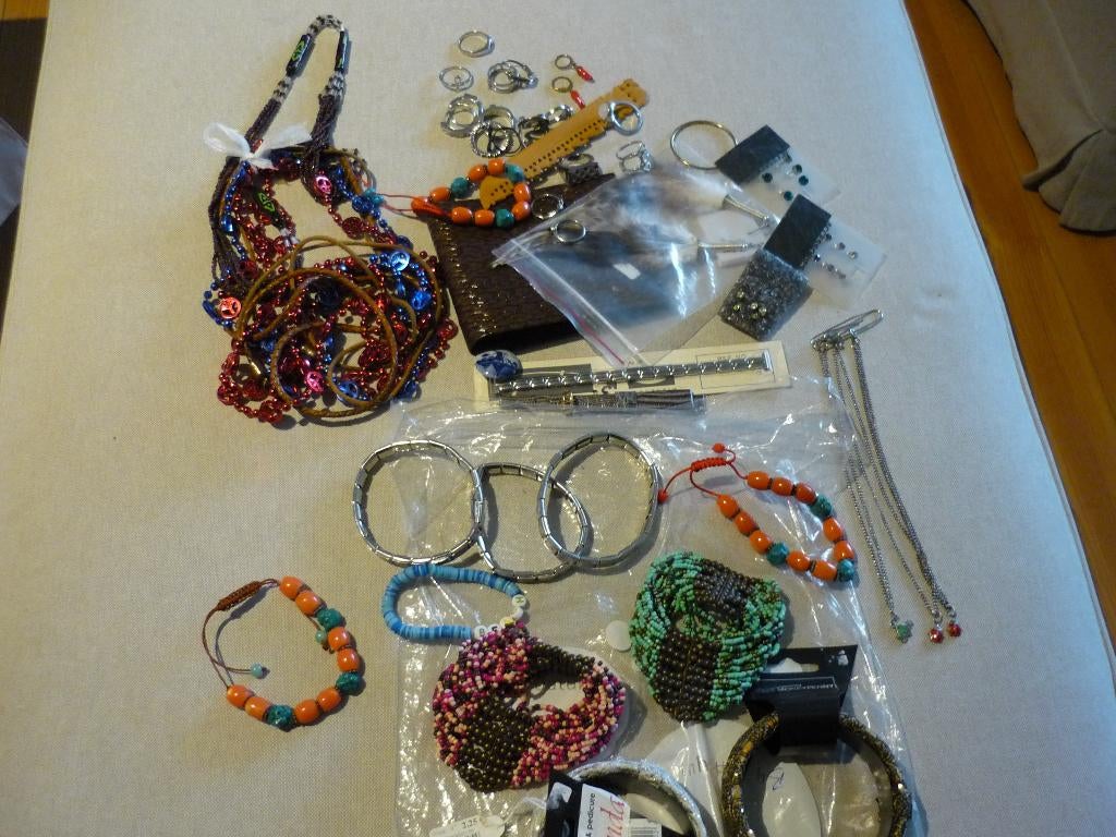 Partij van heel veel verschillende sieraden enz enz, Verzenden, Zo goed als nieuw, Met bedels of kralen, Overige kleuren